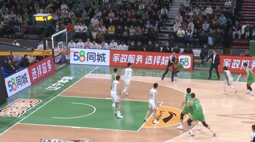 比勒菲尔德定位球防守严密,密集人墙阻挡对手攻势